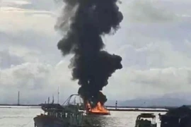 Ngọn lửa thiêu rụi chiếc xuồng trên vùng biển Móng Cái chiều 13/8. (Nguồn: baogiaothong.vn)