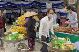 Người dân xã Triệu Thuận, huyện Triệu Phong nhận các mặt hàng thiết yếu cho dịp Tết từ các gian hàng của phiên chợ 0 đồng. (Ảnh: Thanh Thủy/TTXVN)