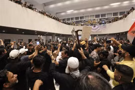 Hàng trăm người biểu tình tập trung tại tòa nhà Quốc hội Iraq ở thủ đô Baghdad nhằm phản đối việc đề cử ông Mohammed Shia' al-Sudani vào vị trí Thủ tướng nước này, ngày 31/7/2022. (Ảnh: AFP/TTXVN)