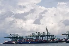  Các tàu chở hàng tại cảng Singapore. (Ảnh: THX/TTXVN)