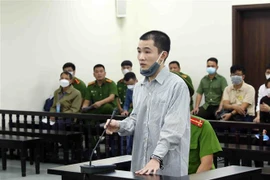 Bị cáo Nguyễn Trung Huyên khai báo trước tòa. (Ảnh: Phạm Kiên/TTXVN)