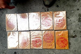 10 bánh heroin bị Cảnh sát giao thông bắt giữ. (Ảnh: TTXVN phát)