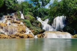 Vẻ đẹp huyền diệu của thác nước Bản Sầm ở thị trấn Hòa Thuận, huyện Quảng Hòa. (Ảnh: TTXVN phát)