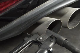 Kiểm tra bộ phận phát thải của xe ôtô Volkswagen tại cơ quan thanh sát kỹ thuật ở Ludwigsburg, miền Tây Nam Đức. (Ảnh: AFP/TTXVN)