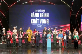 [Photo] Tôn vinh điển hình tiêu biểu trong học tập và làm theo Bác Hồ
