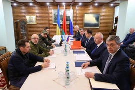 Phái đoàn Ukraine (trái) và Nga tại cuộc đàm phán nhằm chấm dứt xung đột, tại Brest, Belarus ngày 7/3/2022. (Ảnh: AFP/TTXVN)