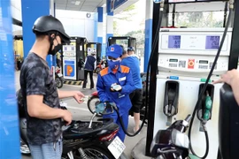 Mua bán xăng, dầu tại điểm kinh doanh xăng dầu Petrolimex. (Ảnh: Trần Việt/TTXVN)