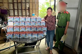 Đối tượng Trần Thị Viên bị bắt giữ cùng tang vật. (Ảnh: TTXVN phát)