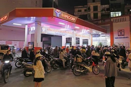 Người dân xếp hàng dài chờ mua xăng, dầu tại cửa hàng kinh doanh xăng, dầu trên đường Giải Phóng, tối 5/11. (Ảnh: Trần Việt/TTXVN)