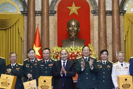 Chủ tịch nước Nguyễn Xuân Phúc tặng quà lưu niệm cho các đại biểu. (Ảnh: Thống Nhất/TTXVN)