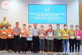 Người lao động bị ảnh hưởng bởi đại dịch COVID-19 trên địa bàn thành phố Cà Mau được hỗ trợ 3 tháng tiền thuê nhà trọ, mỗi tháng 500.000 đồng. (Ảnh: Kim Há/TTXVN)