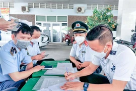 Đoàn kiểm tra liên ngành của thành phố Cần Thơ làm việc với doanh nghiệp kinh doanh xăng dầu ở quận Cái Răng (Cần Thơ). (Ảnh: Thanh Liêm/TTXVN)