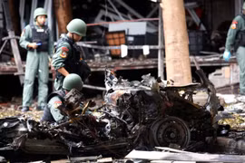 Nhân viên an ninh Thái Lan kiểm tra đống đổ nát của một chiếc ôtô sau vụ nổ bên ngoài một khách sạn ở tỉnh Pattani, miền nam Thái Lan tháng 8/2016. Ảnh minh họa. (Nguồn: AP)