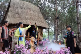 [Photo] Trình diễn áo dài và thời trang thổ cẩm Tây Nguyên