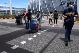 Hành khách đeo khẩu trang phòng dịch COVID-19 tại sân bay quốc tế Changi, Singapore. (Ảnh: AFP/TTXVN)
