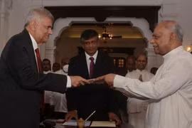 Ông Dinesh Gunawardena tuyên thệ nhậm chức Thủ tướng trước Tổng thống Ranil Wickremesinghe tại Colombo ngày 22/7. (Nguồn: Reuters)