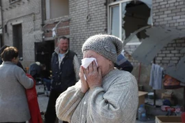 Người dân tại thành phố Mariupol, Ukraine, ngày 7/4/2022. (Ảnh: THX/TTXVN)