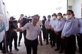  Phó Chủ tịch Quốc hội Nguyễn Đức Hải cùng đoàn công tác khảo sát thực tế địa điểm xây dựng dự án điện hạt nhân Ninh Thuận 1 tại xã Phước Dinh, huyện Thuận Nam (Ninh Thuận). (Ảnh: Công Thử/TTXVN)