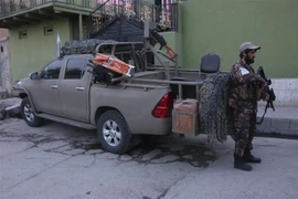 Nhân viên an ninh gác tại hiện trường vụ nổ tại Kabul, Afghanistan, ngày 29/4/2022. (Ảnh: THX/TTXVN)