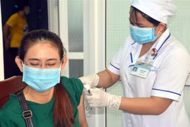 Tiêm vaccine phòng COVID-19 cho các đối tượng ưu tiên. (Ảnh: Trung Hiều/TTXVN)