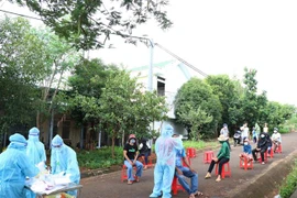 Xét nghiệm sàng lọc cho trường hợp có nguy cơ cao tại thành phố Buôn Ma Thuột. (Ảnh: Tuấn Anh/TTXVN)