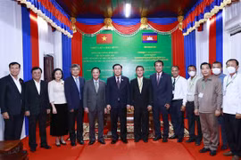 Chủ tịch Quốc hội Vương Đình Huệ với Phó Tỉnh trưởng Kampong Thom Nhek Bankheng cùng đại biểu. (Ảnh: Doãn Tấn/TTXVN)