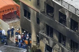 Lực lượng chức năng điều tra tại hiện trường vụ cháy xưởng phim Kyoto Animation ở Kyoto, Nhật Bản ngày 19/7/2019. (Ảnh: Kyodo/TTXVN)