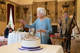 Nữ hoàng Elizabeth II cắt bánh trong Đại lễ Bạch kim tại dinh thự Sandringham, phía Đông vùng England ngày 6/2/2022. (Ảnh: AFP/TTXVN)