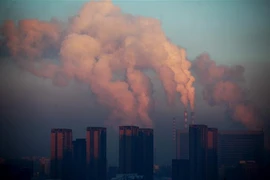 Khí thải tại nhà máy nhiệt điện ở Trường Xuân, tỉnh Cát Lâm, Trung Quốc. (Ảnh: AFP/TTXVN)