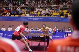 Trận chung kết đơn nữ giữa VĐV số 37 Zhoujingyi (Singapore, áo đỏ) với VĐV số 44 Suthasini Sawettabut (Thái Lan, áo vàng). (Ảnh: Quý Trung/TTXVN)