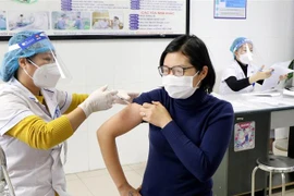 Tiêm vaccine phòng COVID-19 cho người dân tại Phú Thọ. (Ảnh: Trung Kiên/TTXVN)