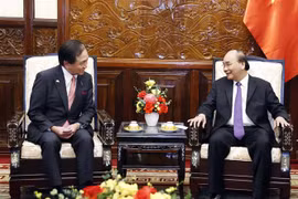 Chủ tịch nước Nguyễn Xuân Phúc tiếp ông Kuroiwa Yuji, Thống đốc tỉnh Kanagawa, Nhật Bản. (Ảnh: Thống Nhất/TTXVN)