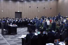 Các bị cáo tại phiên tòa sáng 21/12/2022. (Ảnh: An Đăng/TTXVN)