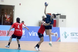 Một pha ghi bàn của cầu thủ Võ Bé Tư (số 6, nữ Việt Nam). (Ảnh: Thế Duyệt/TTXVN)