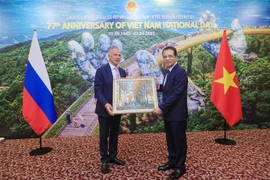 Đại sứ Đặng Minh Khôi với đại biểu đến dự lễ kỷ niệm 77 năm Quốc khánh Việt Nam. (Ảnh: Quang Vinh/TTXVN)