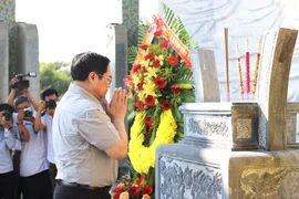 Thủ tướng dâng hương tưởng niệm các Anh hùng liệt sỹ tại Quảng Nam