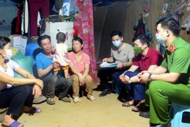 Tuyên truyền để người dân hiểu và từ bỏ tổ chức bất hợp pháp Dương Văn Mình. (Ảnh: Vũ Quang/TTXVN)