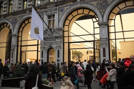 Một cửa hàng của Apple tại London, Anh, ngày 13/11/2021. (Ảnh: THX/TTXVN)