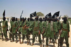 Các tay súng nhóm Hồi giáo Al-Shabaab tại một địa điểm ở ngoại ô Mogadishu, Somalia, ngày 17/2/2011. (Ảnh: AFP/TTXVN)