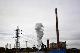 Khí thải phát ra từ một nhà máy thép ở Taranto, Italy ngày 7/11/2019. (Ảnh: AFP/TTXVN)