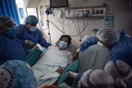 Nhân viên y tế điều trị cho bệnh nhân COVID-19 tại bệnh viện ở Lima, Peru, ngày 12/1/2022. (Ảnh: AFP/TTXVN)