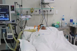 Một bệnh nhân ngộ độc methanol được điều trị tích cực tại Bệnh viện Nguyễn Tri Phương, Thành phố Hồ Chí Minh. (Ảnh: TTXVN phát)