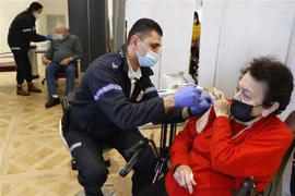 Nhân viên y tế tiêm vaccine phòng COVID-19 cho người dân tại thành phố Netanya, Israel ngày 5/1/2022. (Ảnh: AFP/TTXVN)
