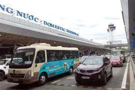 Các làn xe đưa, đón khách tại sân bay Tân Sơn Nhất luôn có rất nhiều xe tô “nối đuôi” nhau. (Ảnh: Tiến Lực/TTXVN)