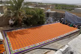 Tấm thảm kilim lớn nhất thế giới với diện tích lên tới 105m2. (Nguồn: AP)
