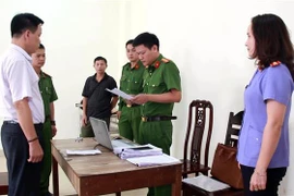 Cơ quan Cảnh sát điều tra Công an tỉnh Nghệ An đọc lệnh bắt tạm giam Lê Văn Bình. (Ảnh: TTXVN phát)