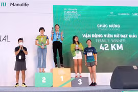 Ban Tổ chức trao giải cho các vận động viên đoạt giải cự ly 42km nữ. (Ảnh: TTXVN phát)
