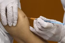 Nhân viên y tế tiêm vaccine phòng COVID-19 cho người dân tại Tokyo, Nhật Bản. (Ảnh: AFP/TTXVN)