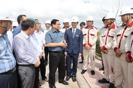 Thủ tướng Phạm Minh Chính khảo sát dự án Điện gió Hòa Bình 5, xã Vĩnh Thịnh, huyện Hòa Bình, tỉnh Bạc Liêu. (Ảnh: Dương Giang/TTXVN)