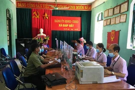 Một trong 17 điểm giao dịch của Ngân hàng Chính sách huyện Đà Bắc tại xã Giáp Đắt giúp cho việc tiếp cận nguồn vốn vay chính sách của bà con nhân dân trở nên dễ dàng và thuận tiện. (Ảnh: Trọng Đạt/TTXVN)